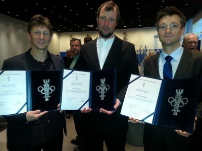 Nasi bohaterowie z dyplomem Fair Play PKOl 2014: Grzegorz Bielejec, Marek Chmielarski, Mariusz Grudzień. — w miejscu: Polski Komitet Olimpijski