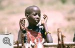 Masajskie dzieci pomagają rodzicom w handlowaniu z turystami