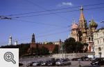 Moskwa - widok na Kreml i Cerkiew Wasyla Błogosławionego na Placu Czerwonym
