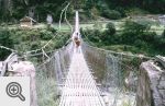 Wiszący most nad  rzeką Dudh Kosi w wiosce Phakding