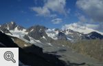 Widok z przełęczy Syltran, w głębi wschodni wierzchołek Elbrusa