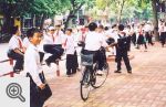 Hanoi - dzieci w tradycyjnych mundurkach szkolnych 