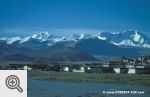Widok z Tingri (4350 m n.p.m.) na Cho Oyu (po prawej)